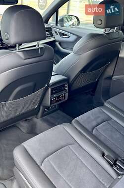 Позашляховик / Кросовер Audi Q7 2025 в 