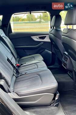 Позашляховик / Кросовер Audi Q7 2025 в 