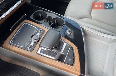 Внедорожник / Кроссовер Audi Q7 2016 в 