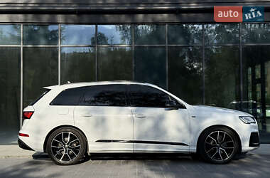Позашляховик / Кросовер Audi Q7 2022 в 