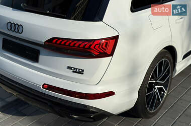 Позашляховик / Кросовер Audi Q7 2022 в 