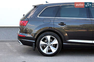 Позашляховик / Кросовер Audi Q7 2016 в 