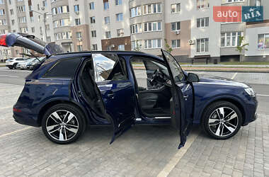 Позашляховик / Кросовер Audi Q7 2020 в 