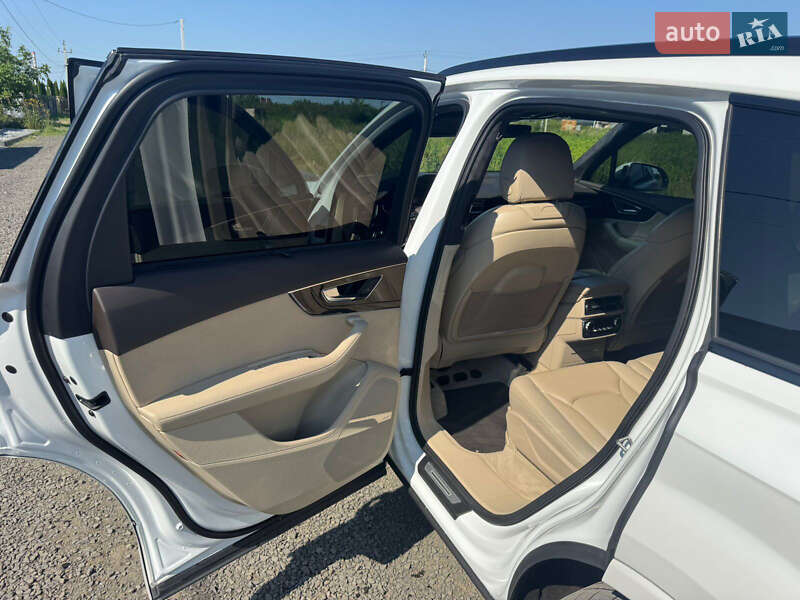 Позашляховик / Кросовер Audi Q7 2016 в Луцьку