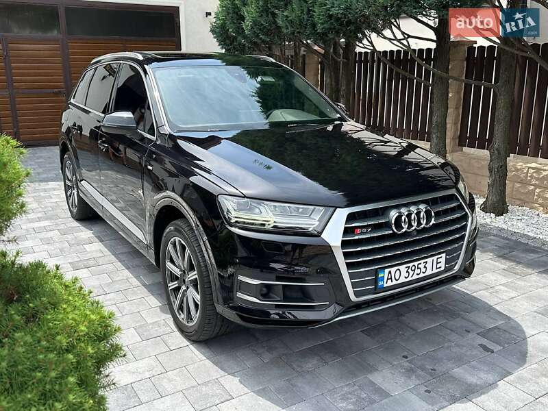 Внедорожник / Кроссовер Audi Q7 2016 в 