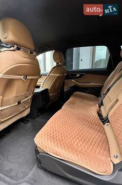Позашляховик / Кросовер Audi Q7 2021 в 