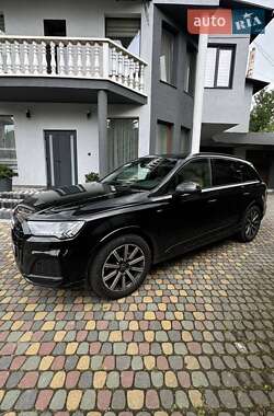 Позашляховик / Кросовер Audi Q7 2021 в 