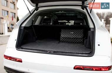 Позашляховик / Кросовер Audi Q7 2018 в 