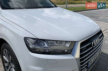 Позашляховик / Кросовер Audi Q7 2017 в 