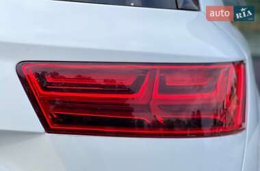 Позашляховик / Кросовер Audi Q7 2018 в 