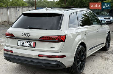 Позашляховик / Кросовер Audi Q7 2021 в 