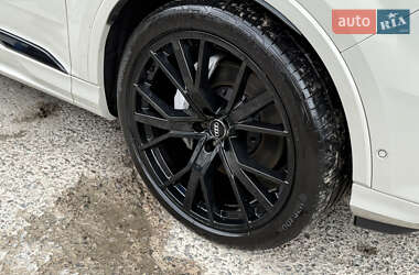 Позашляховик / Кросовер Audi Q7 2021 в 