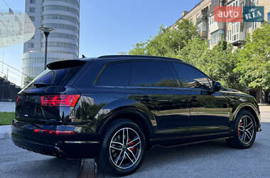 Позашляховик / Кросовер Audi Q7 2016 в 