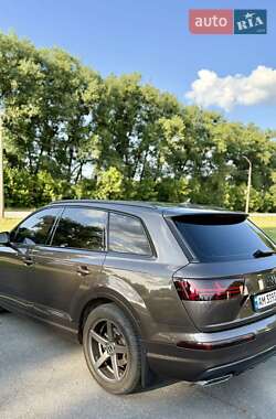 Позашляховик / Кросовер Audi Q7 2018 в 