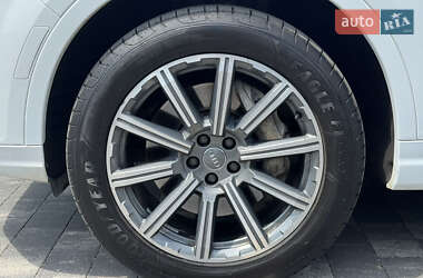 Позашляховик / Кросовер Audi Q7 2017 в 