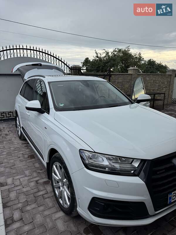 Внедорожник / Кроссовер Audi Q7 2016 в 
