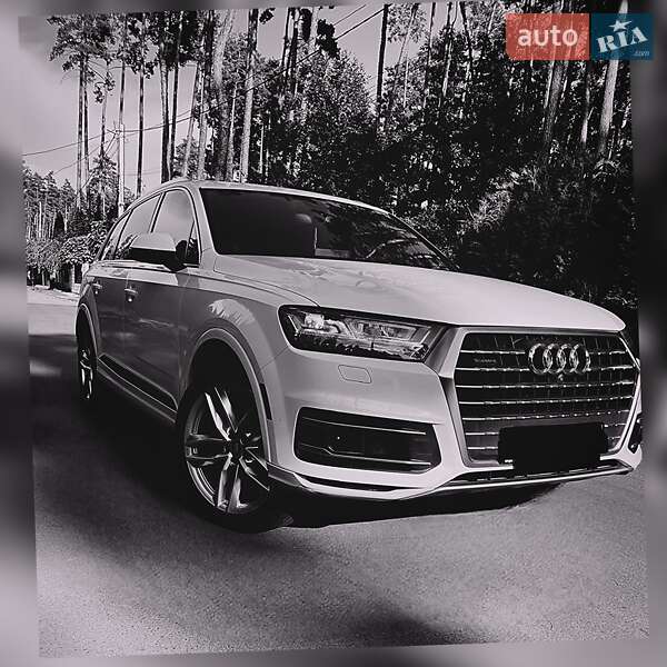 Внедорожник / Кроссовер Audi Q7 2017 в 