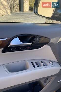 Позашляховик / Кросовер Audi Q7 2012 в 