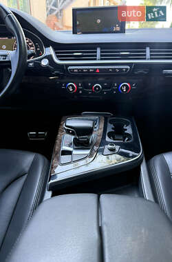 Внедорожник / Кроссовер Audi Q7 2016 в 