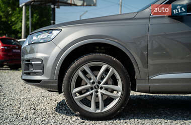 Внедорожник / Кроссовер Audi Q7 2017 в 