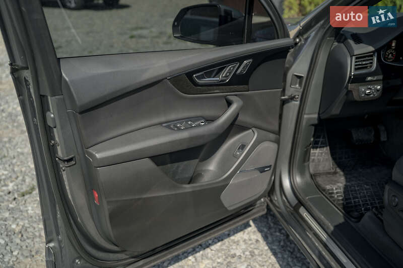 Позашляховик / Кросовер Audi Q7 2017 в Чернівцях