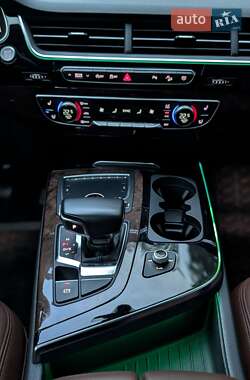 Внедорожник / Кроссовер Audi Q7 2017 в 