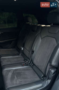 Позашляховик / Кросовер Audi Q7 2018 в 
