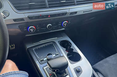 Позашляховик / Кросовер Audi Q7 2018 в 
