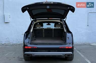 Внедорожник / Кроссовер Audi Q7 2017 в 