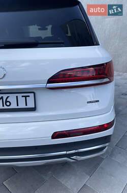 Внедорожник / Кроссовер Audi Q7 2021 в 