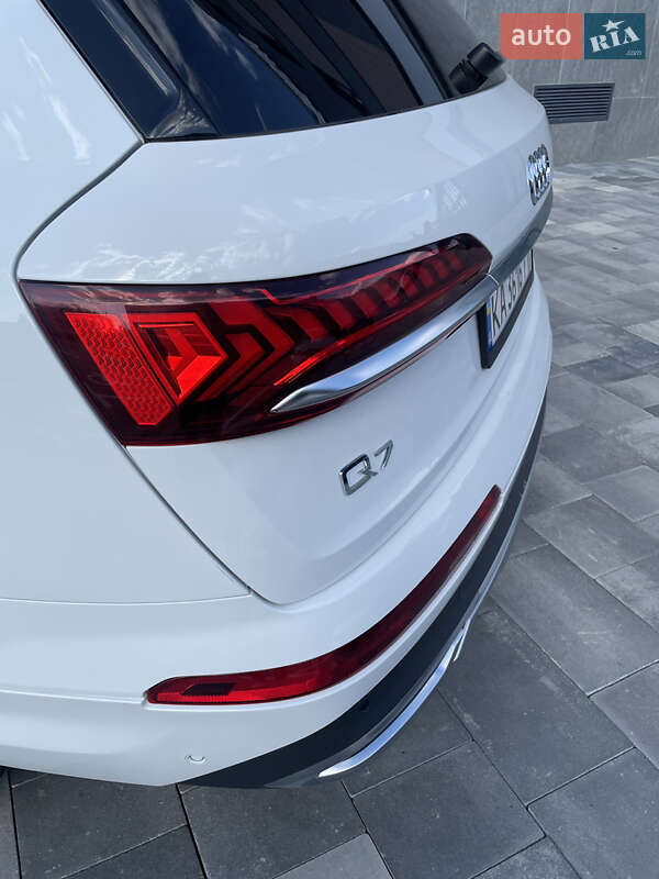 Позашляховик / Кросовер Audi Q7 2021 в Києві
