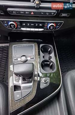 Внедорожник / Кроссовер Audi Q7 2016 в 