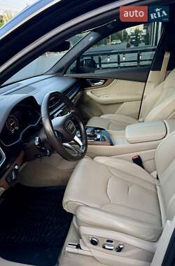 Внедорожник / Кроссовер Audi Q7 2016 в 