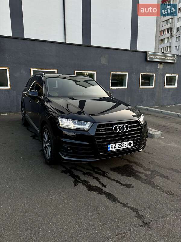 Внедорожник / Кроссовер Audi Q7 2016 в 