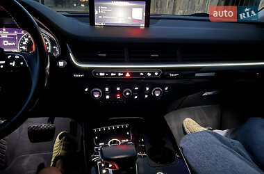 Внедорожник / Кроссовер Audi Q7 2016 в 
