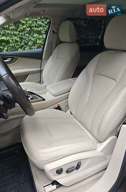 Внедорожник / Кроссовер Audi Q7 2016 в 