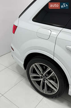 Внедорожник / Кроссовер Audi Q7 2017 в 