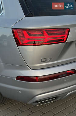 Внедорожник / Кроссовер Audi Q7 2015 в 