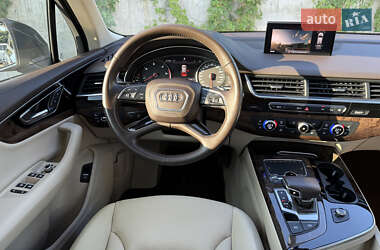 Внедорожник / Кроссовер Audi Q7 2015 в 