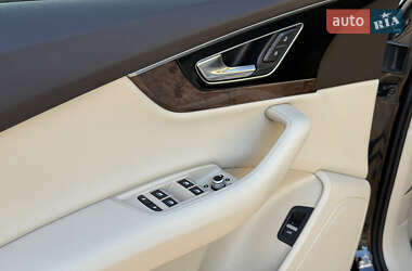 Внедорожник / Кроссовер Audi Q7 2015 в 