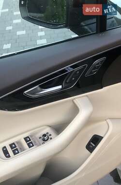 Внедорожник / Кроссовер Audi Q7 2016 в 