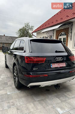 Внедорожник / Кроссовер Audi Q7 2017 в 