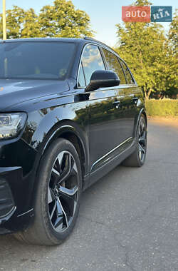 Внедорожник / Кроссовер Audi Q7 2015 в 