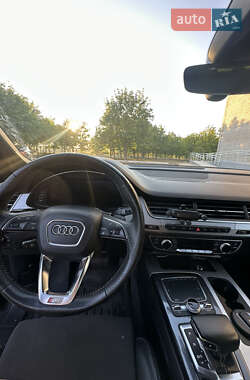 Внедорожник / Кроссовер Audi Q7 2015 в 