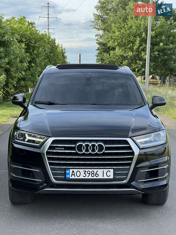 Внедорожник / Кроссовер Audi Q7 2016 в 