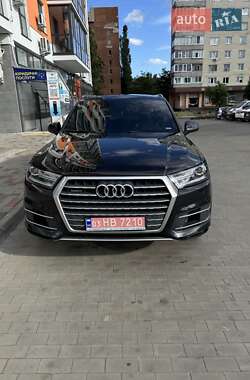 Внедорожник / Кроссовер Audi Q7 2017 в 