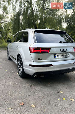 Внедорожник / Кроссовер Audi Q7 2017 в 