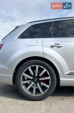 Внедорожник / Кроссовер Audi Q7 2017 в 