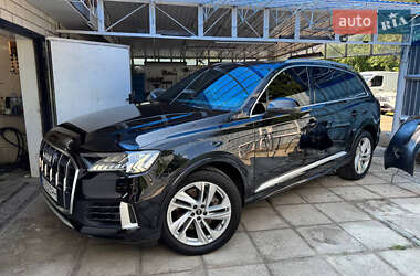 Внедорожник / Кроссовер Audi Q7 2021 в 
