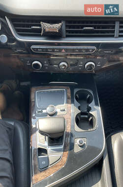 Внедорожник / Кроссовер Audi Q7 2016 в 